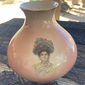 Warwick Vase China Wheeling W VA , Duchess